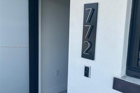 Casa en alquiler en Miami, Florida, 2 dormitorios, 139.35 m2 № 1953592 - foto 2