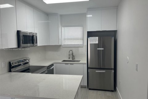 Casa en alquiler en Miami, Florida, 2 dormitorios, 139.35 m2 № 1953592 - foto 3
