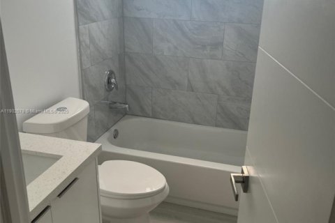 Casa en alquiler en Miami, Florida, 2 dormitorios, 139.35 m2 № 1953592 - foto 8