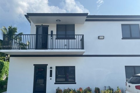 Casa en alquiler en Miami, Florida, 2 dormitorios, 139.35 m2 № 1953592 - foto 1