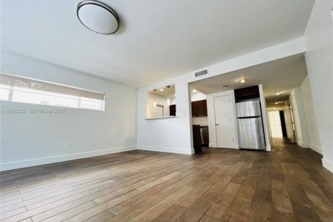 Снять в аренду квартиру в Майами-Бич, Флорида 2 спальни, 130.06м2, № 1990558 - фото 2