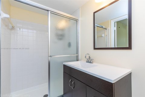 Condo in Pembroke Pines, Florida, 2 bedrooms  № 1776389 - photo 16