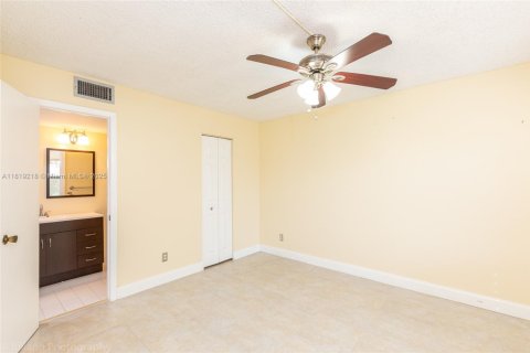 Condo in Pembroke Pines, Florida, 2 bedrooms  № 1776389 - photo 19