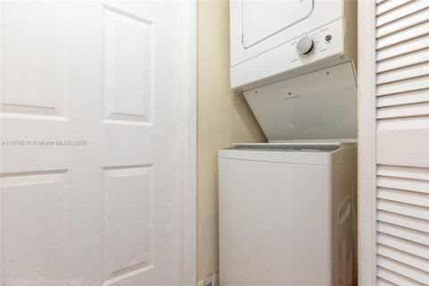 Condo in Pembroke Pines, Florida, 2 bedrooms  № 1776389 - photo 15