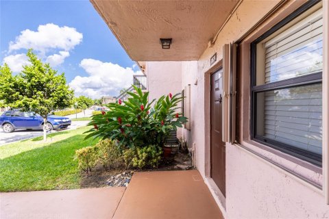 Condo in Pembroke Pines, Florida, 2 bedrooms  № 1776389 - photo 10