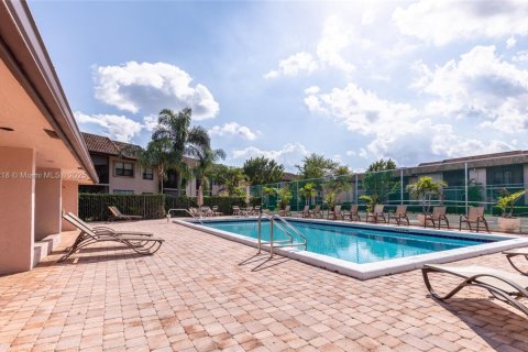 Condo in Pembroke Pines, Florida, 2 bedrooms  № 1776389 - photo 4