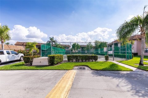 Condo in Pembroke Pines, Florida, 2 bedrooms  № 1776389 - photo 7