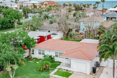 House in Redington Beach, Florida 3 bedrooms, 112.04 sq.m. № 1835873 - photo 1