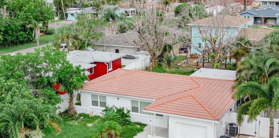 House in Redington Beach, Florida 3 bedrooms, 112.04 sq.m. № 1835873
