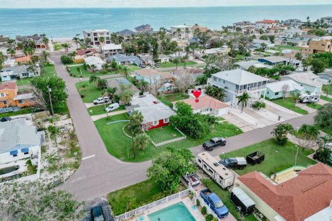 House in Redington Beach, Florida 3 bedrooms, 112.04 sq.m. № 1835873 - photo 2