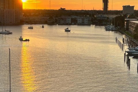 Condo in Hallandale Beach, Florida, 1 bedroom  № 2399676 - photo 10