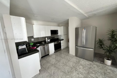 Condo in Hallandale Beach, Florida, 1 bedroom  № 2399676 - photo 4