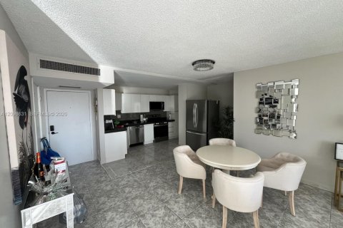 Condo in Hallandale Beach, Florida, 1 bedroom  № 2399676 - photo 2