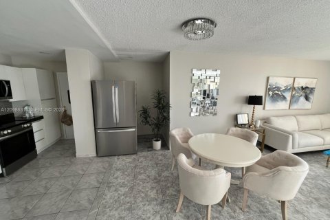 Condo in Hallandale Beach, Florida, 1 bedroom  № 2399676 - photo 5
