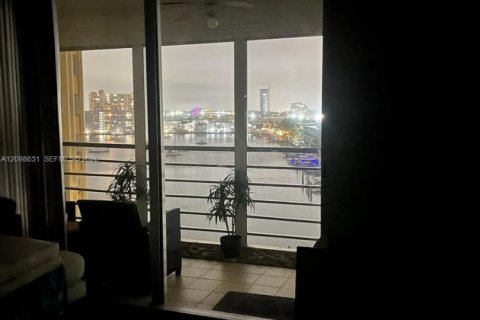 Condo in Hallandale Beach, Florida, 1 bedroom  № 2399676 - photo 6