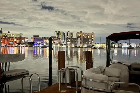 Condo in Hallandale Beach, Florida, 1 bedroom  № 2399676 - photo 9