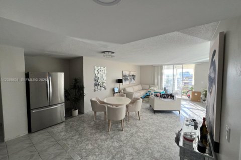 Condo in Hallandale Beach, Florida, 1 bedroom  № 2399676 - photo 3