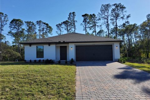 House in North Port, Florida 4 bedrooms, 172.98 sq.m. № 1563638 - photo 1