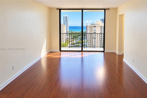 Condo in Sunny Isles Beach, Florida, 2 bedrooms  № 2399668 - photo 3