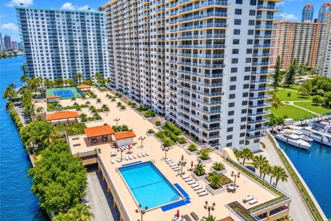 Condo in Sunny Isles Beach, Florida, 2 bedrooms  № 2399668 - photo 21