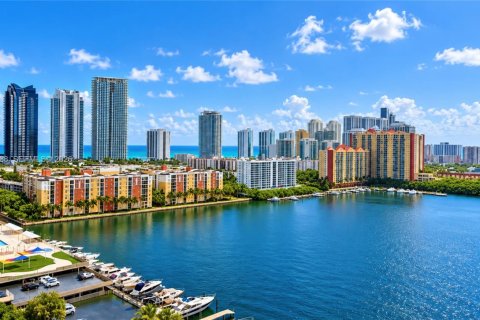 Condo in Sunny Isles Beach, Florida, 2 bedrooms  № 2399668 - photo 15