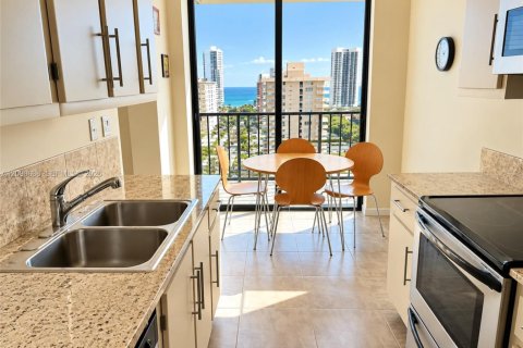 Condo in Sunny Isles Beach, Florida, 2 bedrooms  № 2399668 - photo 13