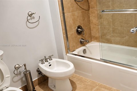 Condo in Sunny Isles Beach, Florida, 2 bedrooms  № 2399668 - photo 8