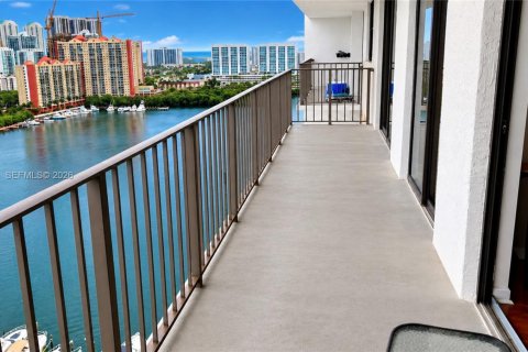 Condo in Sunny Isles Beach, Florida, 2 bedrooms  № 2399668 - photo 14