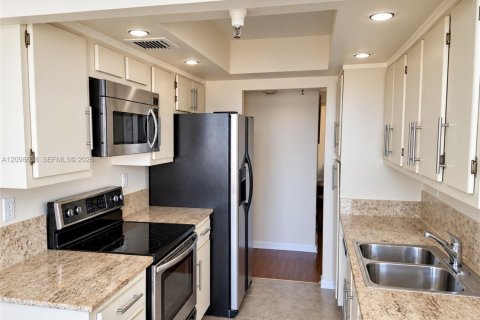 Condo in Sunny Isles Beach, Florida, 2 bedrooms  № 2399668 - photo 12