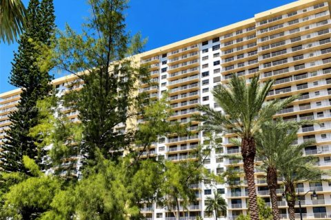 Condo in Sunny Isles Beach, Florida, 2 bedrooms  № 2399668