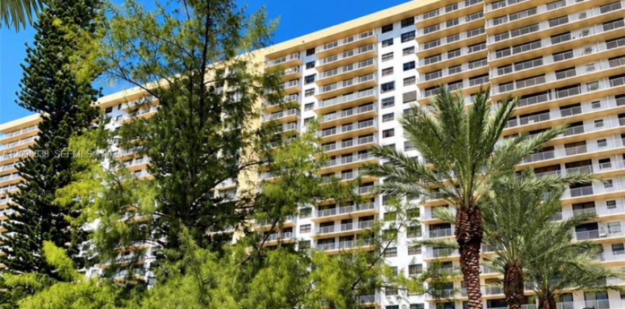 Condo in Sunny Isles Beach, Florida, 2 bedrooms  № 2399668