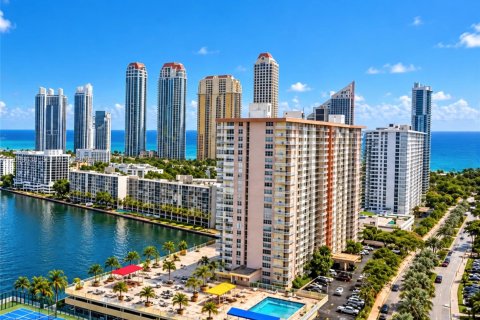 Condo in Sunny Isles Beach, Florida, 2 bedrooms  № 2399668 - photo 16