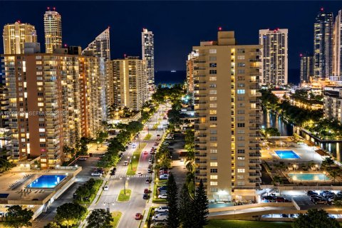 Condo in Sunny Isles Beach, Florida, 2 bedrooms  № 2399668 - photo 17