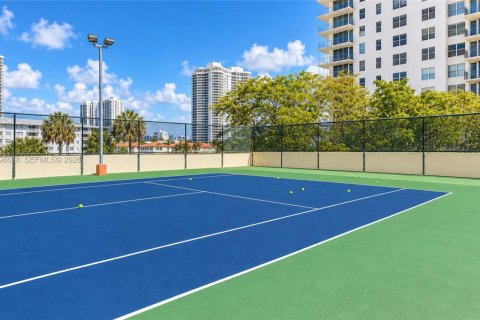 Condo in Sunny Isles Beach, Florida, 2 bedrooms  № 2399668 - photo 22