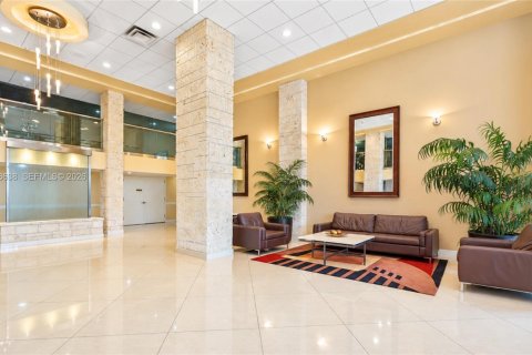 Condo in Sunny Isles Beach, Florida, 2 bedrooms  № 2399668 - photo 2