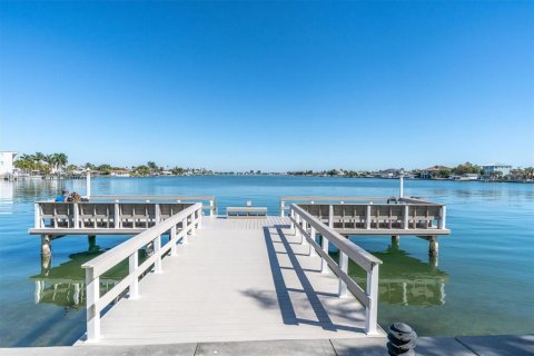 Condo in Saint Pete Beach, Florida, 2 bedrooms № 2130685
