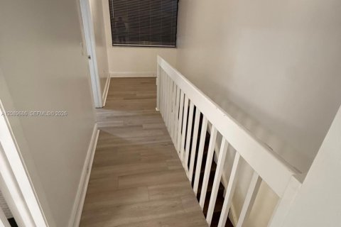 Touwnhouse à louer à Miami, Floride: 3 chambres, 147.9 m2 № 2375136 - photo 7