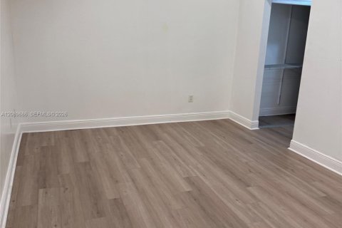Touwnhouse à louer à Miami, Floride: 3 chambres, 147.9 m2 № 2375136 - photo 4