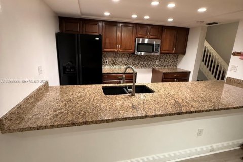 Touwnhouse à louer à Miami, Floride: 3 chambres, 147.9 m2 № 2375136 - photo 2
