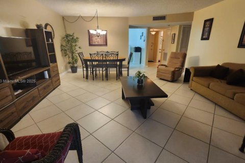 Condo in Lauderhill, Florida, 1 bedroom  № 1806485 - photo 11