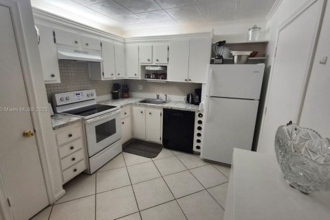 Condo in Lauderhill, Florida, 1 bedroom  № 1806485 - photo 8