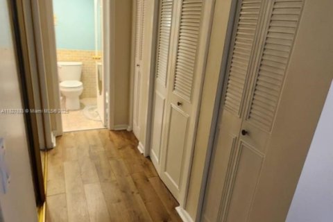 Condo in Lauderhill, Florida, 1 bedroom  № 1806485 - photo 5