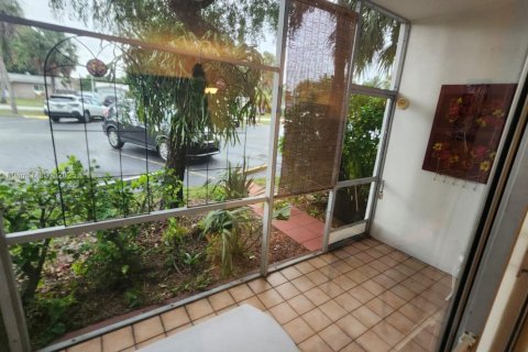 Condo in Lauderhill, Florida, 1 bedroom  № 1806485 - photo 1