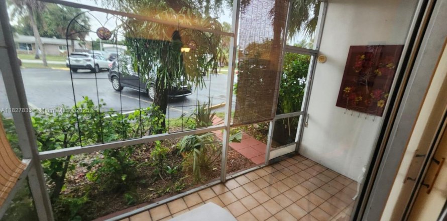 Condo in Lauderhill, Florida, 1 bedroom № 1806485