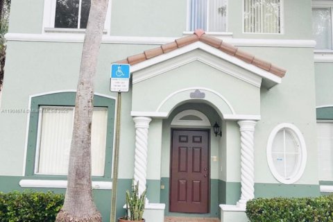 Снять в аренду таунхаус в Хомстед, Флорида 4 спальни, 132.2м2, № 1955140 - фото 1