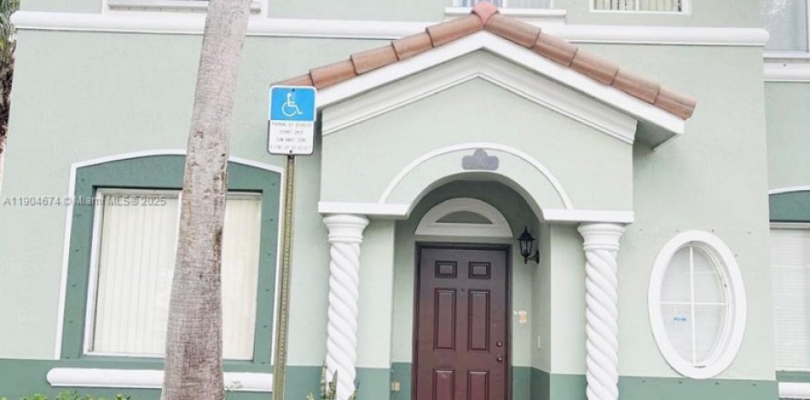 Таунхаус в Хомстед, Флорида 4 спальни, 132.2м2 № 1955140