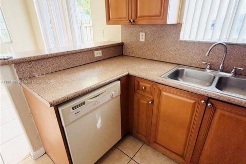 Снять в аренду таунхаус в Хомстед, Флорида 4 спальни, 132.2м2, № 1955140 - фото 7