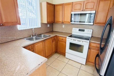 Снять в аренду таунхаус в Хомстед, Флорида 4 спальни, 132.2м2, № 1955140 - фото 2