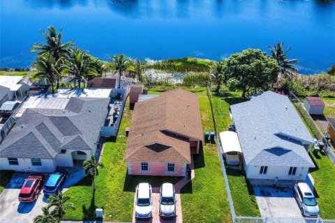 Villa ou maison à Miami Gardens, Floride 4 chambres, 136.01 m2 № 2088113