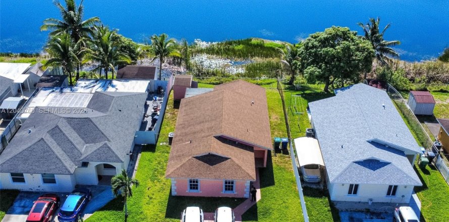 Villa ou maison à Miami Gardens, Floride 4 chambres, 136.01 m2 № 2088113